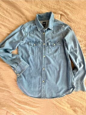 GAP Organic Cotton Western Denim Shirt XS Pearl Snap Chambray Button Down Light